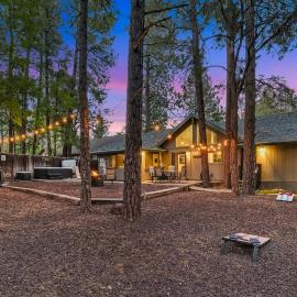 Flagstaff Retreat w Hot Tub Fireplace