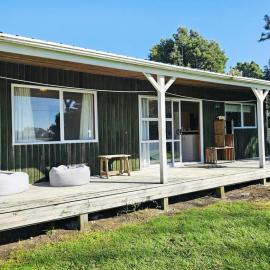 The Kiwi Bach - Parapara, Hotel in Parapara 