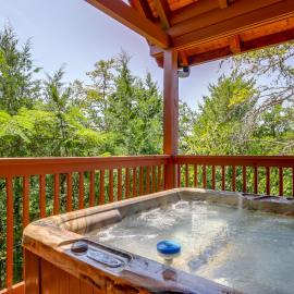 Mtn-View Gem w/ Hot Tub + Game Room in Sevierville