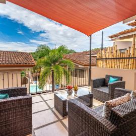 Sunny 2BR: Balcony, Pool, Kitchen, Walk to Beach, hotel u gradu 'Ocotal'