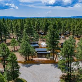 Ponderosa Pines Resort, Hotel in Parks