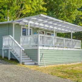 Waterfront Manzanita Beach Cabin Renovated Vashon, Hotel in Vashon