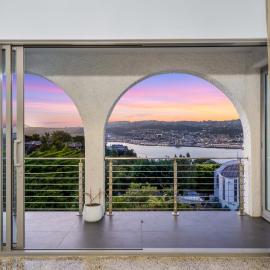 Luxury Hilltop Retreat - Views, Heated Pool, Sleeps 10, Hotel in Dunedin
