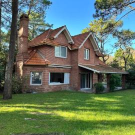 Viesnīca Luxury House in Carilo pilsētā Karilo