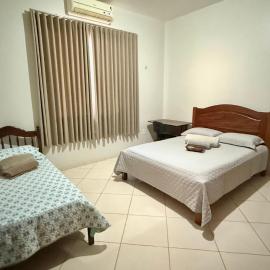 Quarto comfort Tv, ar condicionado e escrivaninha