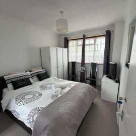 Love and Peace, Petts Wood, Hotel in Orpington