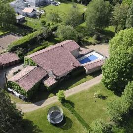 Maison familiale avec Piscine et Grand jardin, hotel in Châteaumur