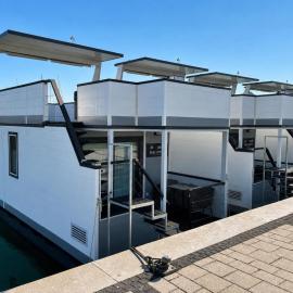 Dream houseboat with sea view and hot tub