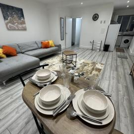 Modern 2-Bed Flat, 1 Min from Luton Mall and Station