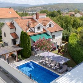 The Oasis - Family-Friendly Holiday Home with Heated Pool