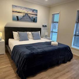 Spacious 4BR Family Retreat near Cobblebank Station, Hotel in Exford
