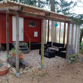 Tiny house on a sheep farm โรงแรมในBalge