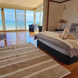 Absolute Beach Front Large 4BR, Pet-friendly, Sleeps 11
