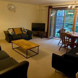 Entire 2 Bed - 6 Guest Apartment Close to Wembley with Free Parking & Fast Access to Central London