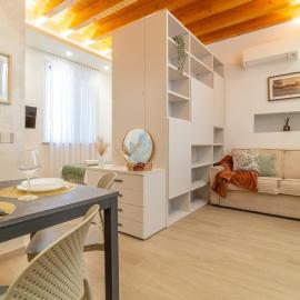 Casa Lumen- Design and Privacy near Station and Center