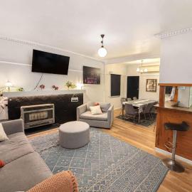 Budget 4BR Accomodation Near CBD & Airport, Hotel in Melbourne
