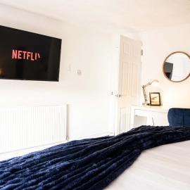 Spacious 2BR Apartment & Parking in Walsall Town