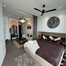 Hotel Novo- Luxurious Studio In Supernova, отель в Нью-Дели