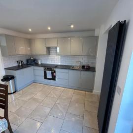 Contractor-Friendly 3 Room Stay - Spacious & Comfy