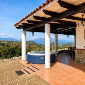 Casa Rural Viladán - 6 hab - Piscina - Vista a la montaña, hotelli kohteessa Colmenar