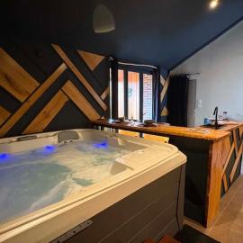 Jacuzzi privatif XL - Le gîte du rabot Charme et atypique, Hotel in Nieppe