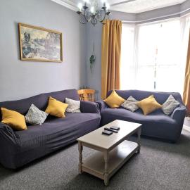 4 Bedroom House - Free Parking - Self Check In