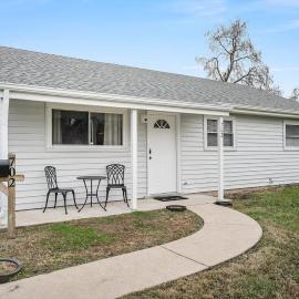 Blair's Charming 3 Bedroom House in O'Fallon, hotel in O'Fallon
