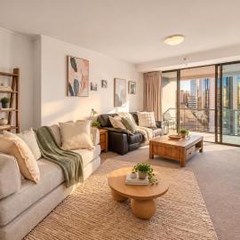 City Apartment with Stunning River Views Up to 8 Guests and 2 Parking
