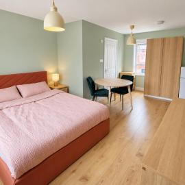 Modern En-Suite Room with King Size Bed, Kitchenette, Fridge & Smart TV near hospital and Bretton Park & Contractors Welcome, hótel í Peterborough