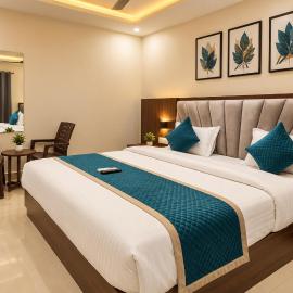 Hotel Blossom Rooms By RadhaDham Affordable Stay with Prime Location - #Garden #Parking #Fully AC #Modern Newly build Property, Hotel in Vrindāvan