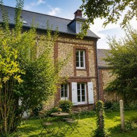 Former dairy with private garden and sea within walking distance, Hotel in Villerville
