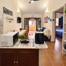 Casa de Praia 02 quartos Com 02 camas de Casal cada um - proximo a Praia Martim de Sa-700 metros -estacionamento para 02 veículos com cameras- A casa é totalmente INDEPENDENTE- nao conjugada- Com 04 camas -Churrasqueira - Roupa de cama -Ventiladores-Wi-fi, hotel i Caraguatatuba