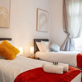 By the beach & 10 minutes from Swansea city centre