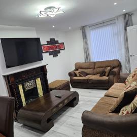 Spacious 4-Bed House Near Manchester and Trafford Centre, Free Parking & WiFi
