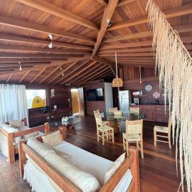 Casa Charme de Madeira no coração da vila 50m praia1, Hotel in Cairu