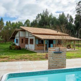 Casa de Campo Paraibuna- Piscina, Lareira e Pet Friendly: Paraibuna'da bir otel