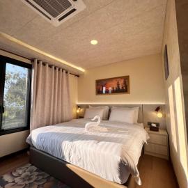 Lunar Lodge 漫月楼 - Mountain Top Tranquil Luxury Rooms at Eco Valley Retreat Balung 豐之谷, hotel in Tawau