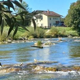 Fewo Mangfalltal - Wohnen direkt am Fluss nahe München, hotel in Bruckmühl