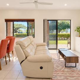 Esplanade Water-Front 2BR - Pool & Balcony