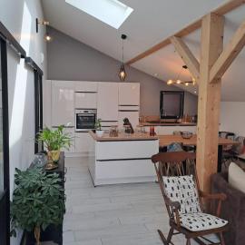 Maison Cosy dans village calme proche de la ville, hotel en Mably