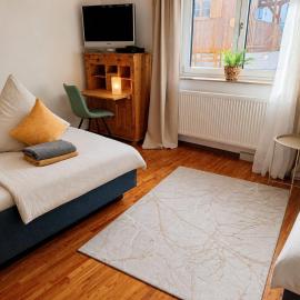 Gemütliche EG Wohnung nahe DAA, Würzburg, A3, A7, A81, in Fuchsstadt, Hotel in Reichenberg