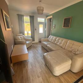Selston House, 3 bedroom cosy cottage Home for up to 6 Guests, Cul-de-sac on Private road