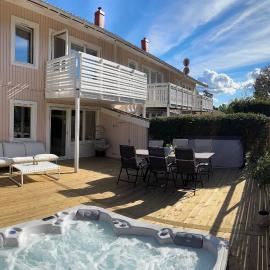 Lakeside townhouse - Private outdoor jacuzzi: Huddinge şehrinde bir otel