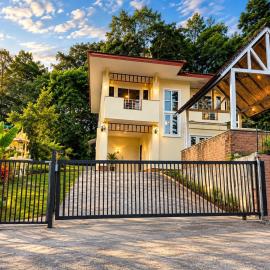 Private Pool Villa , 4BR, Fast WiFi, BBQ Garden, Hotel in Ban Dan Mai