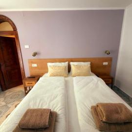 La umbra nucului bătrân, hotel em Ghimbav
