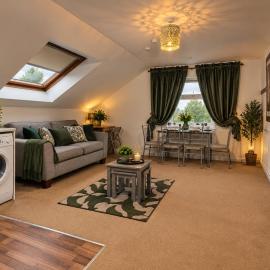 F15GH - Stylish Home with Garden and Parking