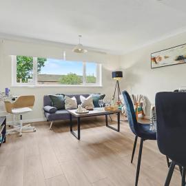 Comfortable Flat in Bedford Sleeps 3 to 4 Guests with Free Parking