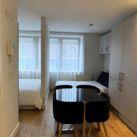 Airport Studio Apartment High St Feltham, hotel u gradu Feltham