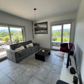 Spacieux T2 avec terrasse entre lac et montagnes, hotel i Chindrieux