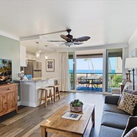 Hale Ono Loa 210- Updated Oceanfront West Maui condo, walkable area: Lahaina'da bir otel